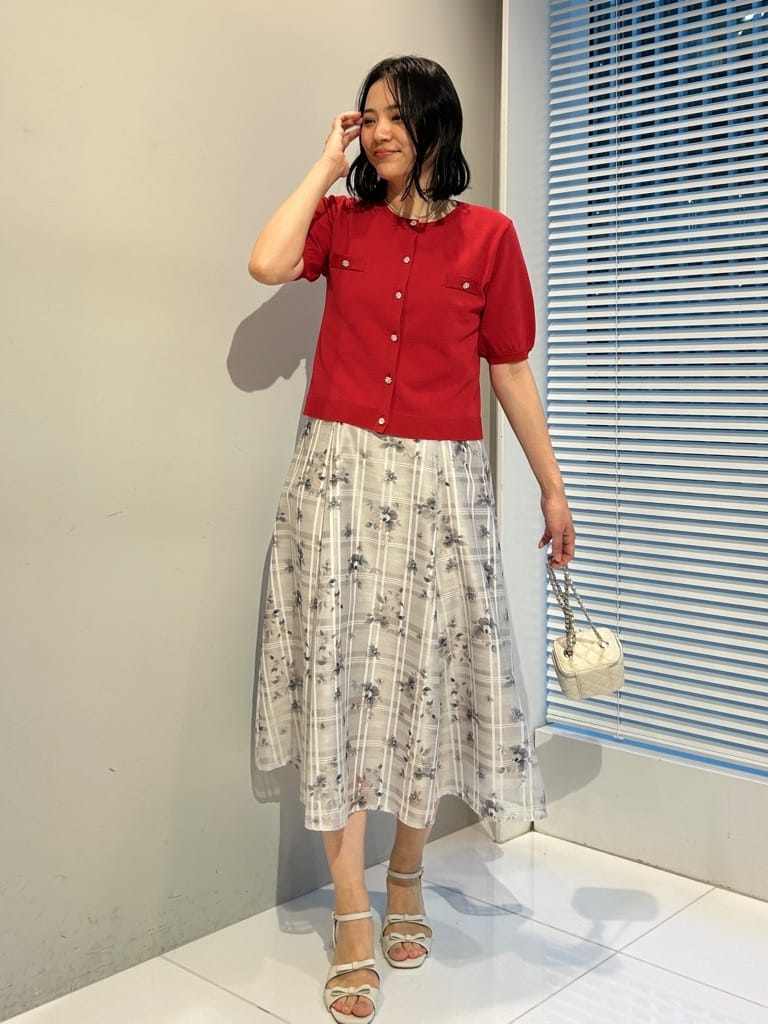 shinoさんの「Couture brooch｜【洗える・着映え】ビジューボタン 半袖カーディガン」を使ったコーディネート