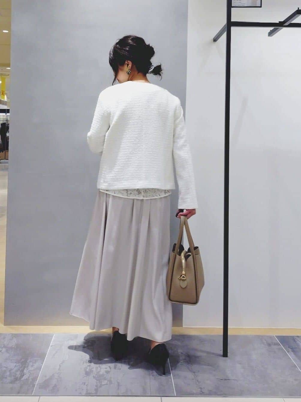 TOMOMIさんの「INDIVI｜【合皮／ミドルサイズ】春カラーフォルムバッグ」を使ったコーディネート
