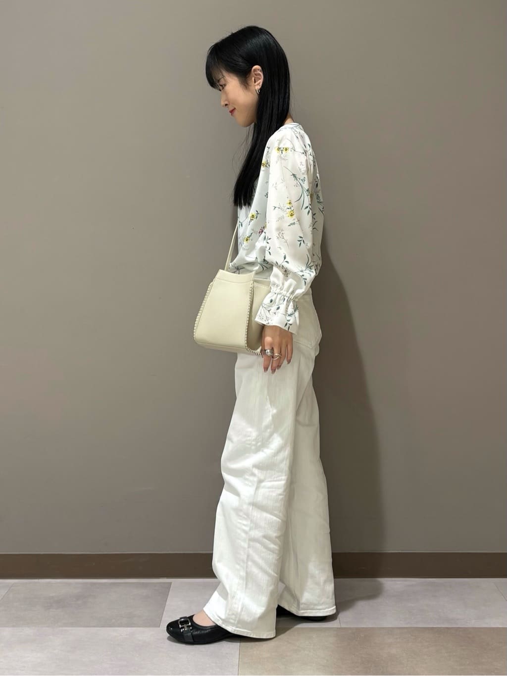KEIKOさんの「INDIVI｜【撥水/軽量】ミドル丈 ミニマルトレンチコート」を使ったコーディネート