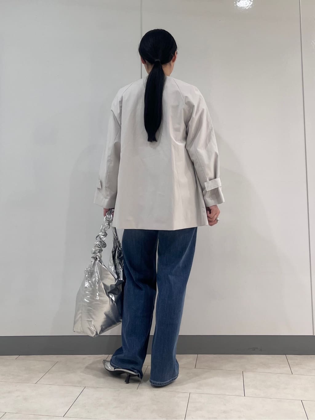 hasuさんの「INDIVI｜【撥水/軽量】ミドル丈 ミニマルトレンチコート」を使ったコーディネート