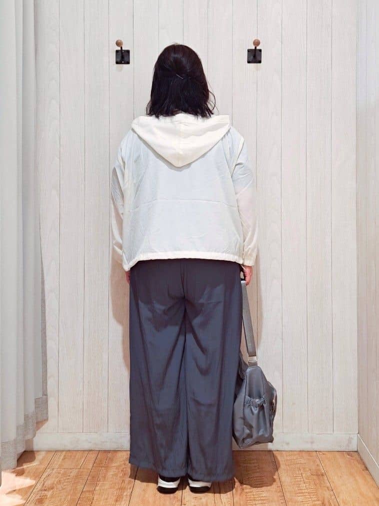 kotomiさんの「SHOO･LA･RUE｜【S-LL/UV】季節の変わり目に ゴールドパーツが上品なフード付きブルゾン」を使ったコーディネート