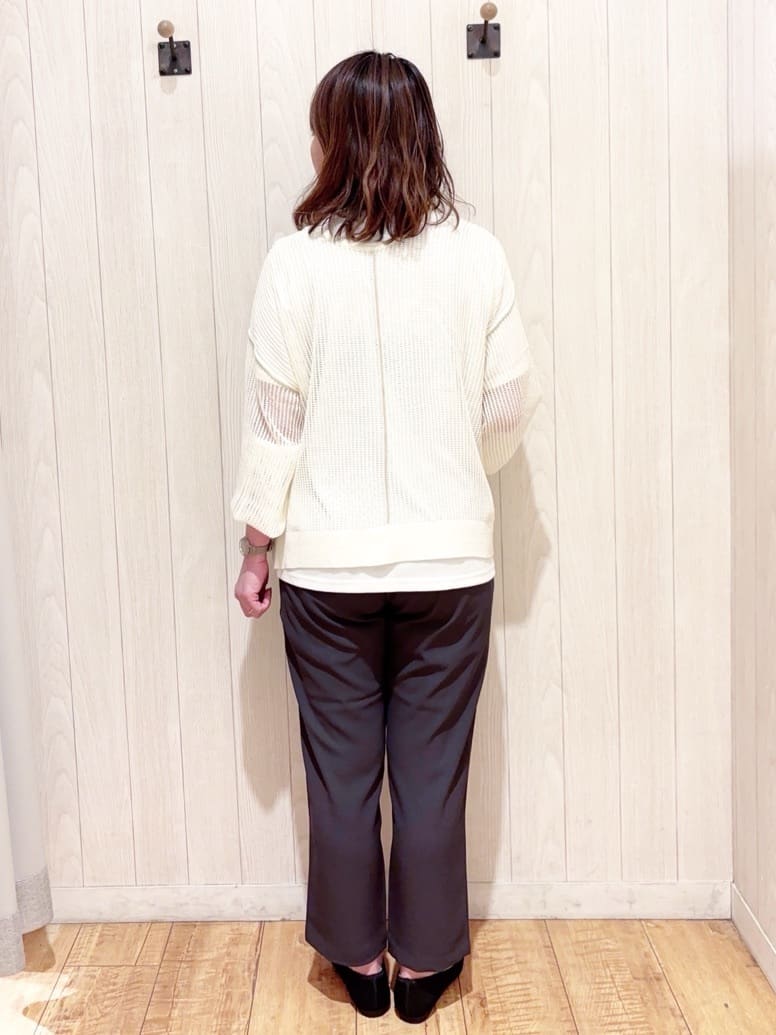 あいこさんの「SHOO･LA･RUE｜【2点セット/洗濯機可/S-LL】時短でこなれ見え カーデにもなる2WAYメッシュニット+半袖ロゴT」を使ったコーディネート