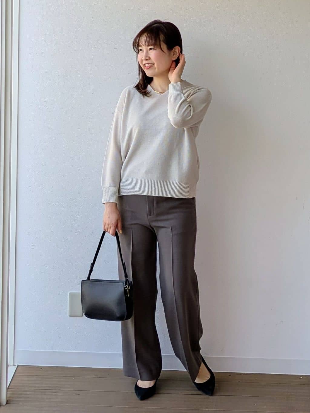 なみきさんの「UNTITLED｜【7色展開/洗える/程よい透け感】ドライタッチVネックニット」を使ったコーディネート