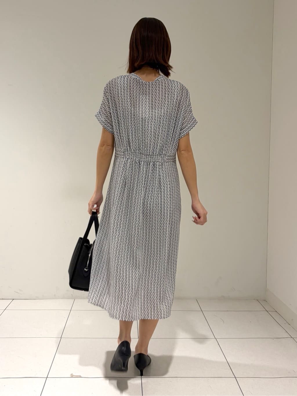 shioriさんの「INDIVI｜【洗える】無地＆チェーン柄 シャーリングサッカーワンピース」を使ったコーディネート