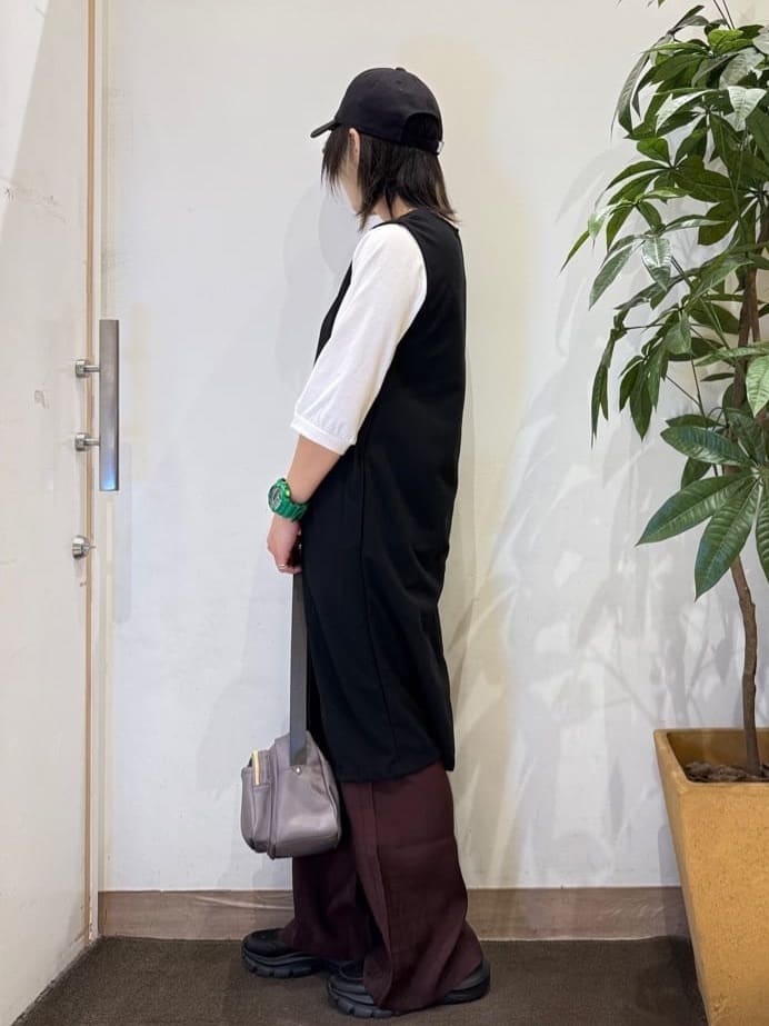 misakiさんの「SHOO･LA･RUE｜【2点セット/洗濯機可/S-LL】ジレにもなるジャンスカ+5分袖Tシャツ」を使ったコーディネート