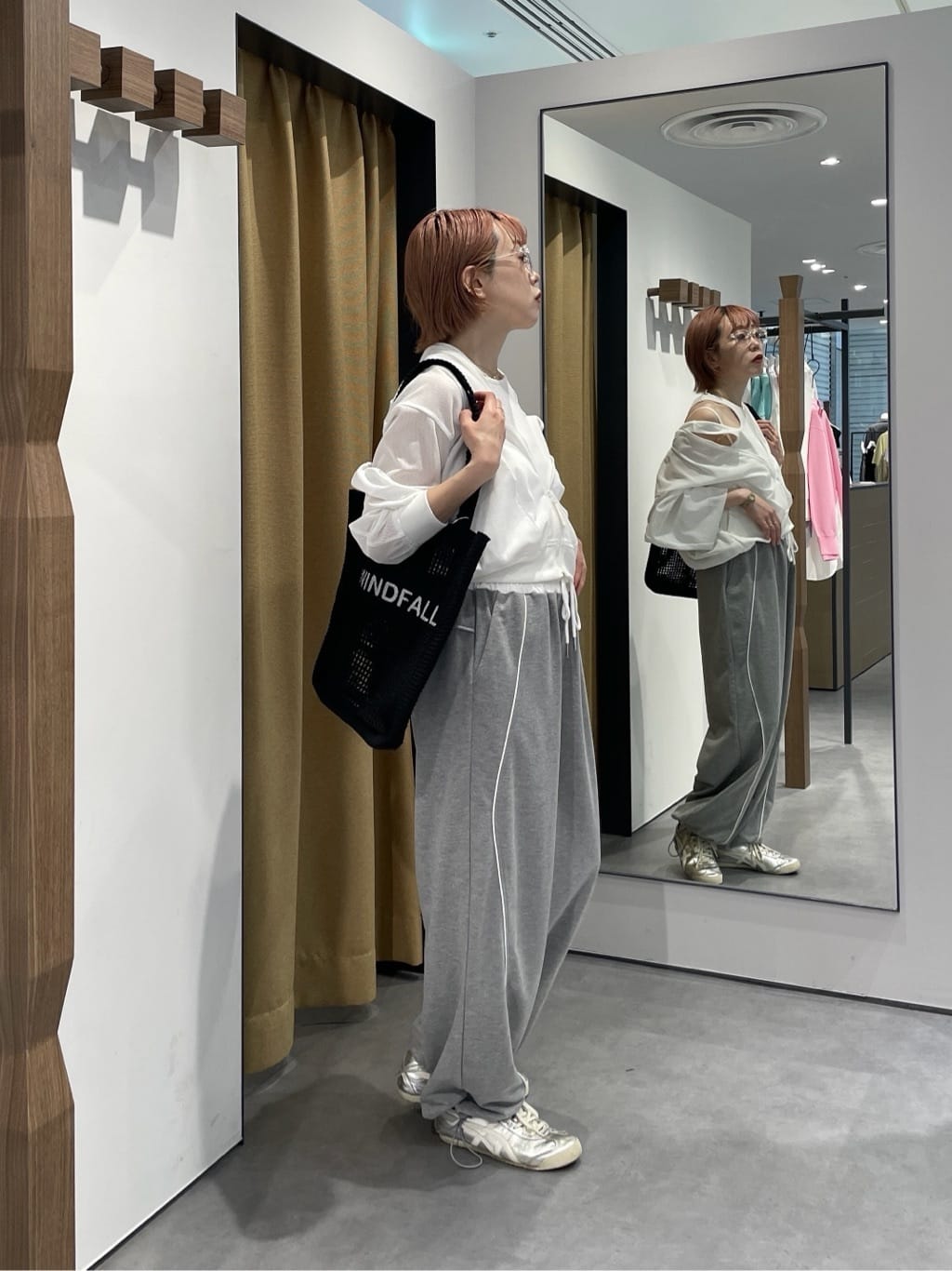 mikuさんの「INDIVI｜【一部店舗限定】パイピング裏毛ワイドパンツ」を使ったコーディネート