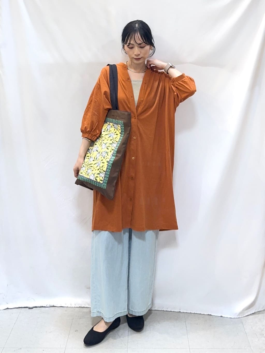 𝐇𝐢𝐫𝐨𝐦𝐢さんの「SHOO･LA･RUE｜【洗濯機可/S-LL】1枚でも羽織でも キーネックシャツワンピース」を使ったコーディネート