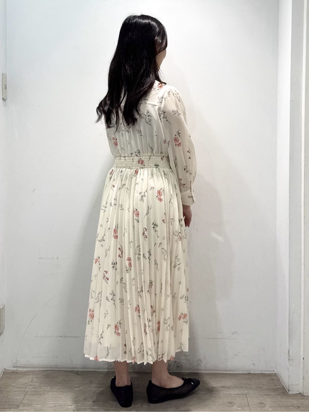 yuicciさんの「OPAQUE.CLIP｜衿付き花柄プリーツフレアワンピース【洗濯機OK／イージーアイロン】」を使ったコーディネート