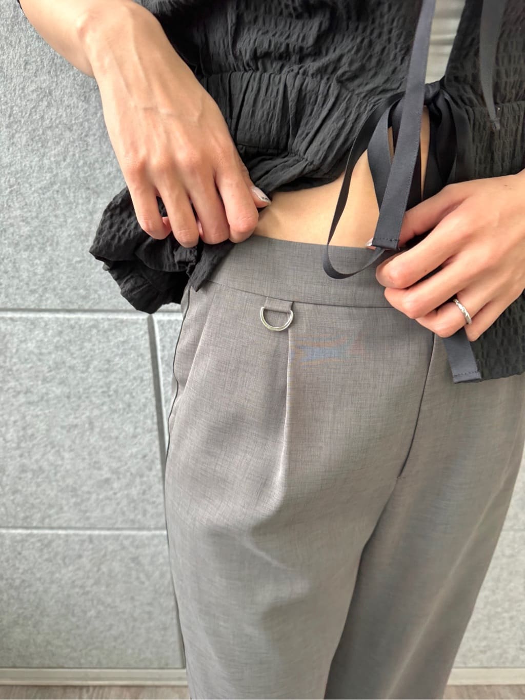 uchi__yamaさんの「CODE A｜front ribbon peplum blouse」を使ったコーディネート