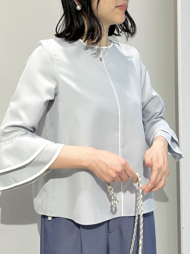 shinoさんの「Couture brooch｜【イージーケア・吸水速乾】配色ラッフルブラウス」を使ったコーディネート