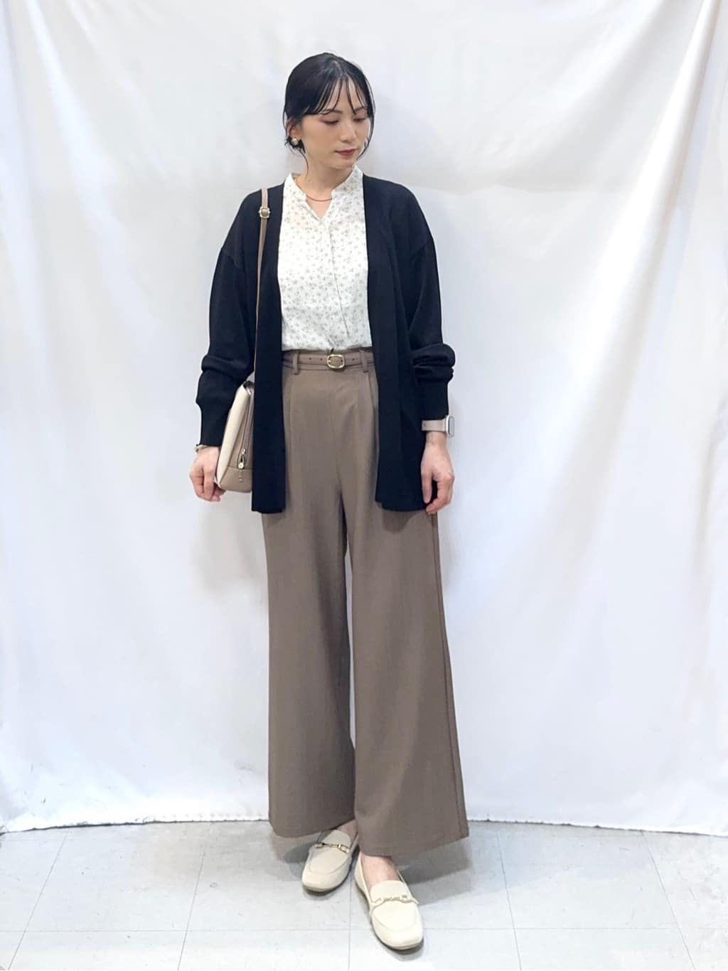 𝐇𝐢𝐫𝐨𝐦𝐢さんの「SHOO･LA･RUE｜【洗濯機可/UV】さらっとしたタッチが心地よい ミドルカーディガン」を使ったコーディネート