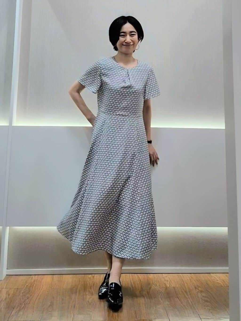 ミズタさんの「UNTITLED｜【美シルエット/洗える】ジオメプリントワンピース」を使ったコーディネート