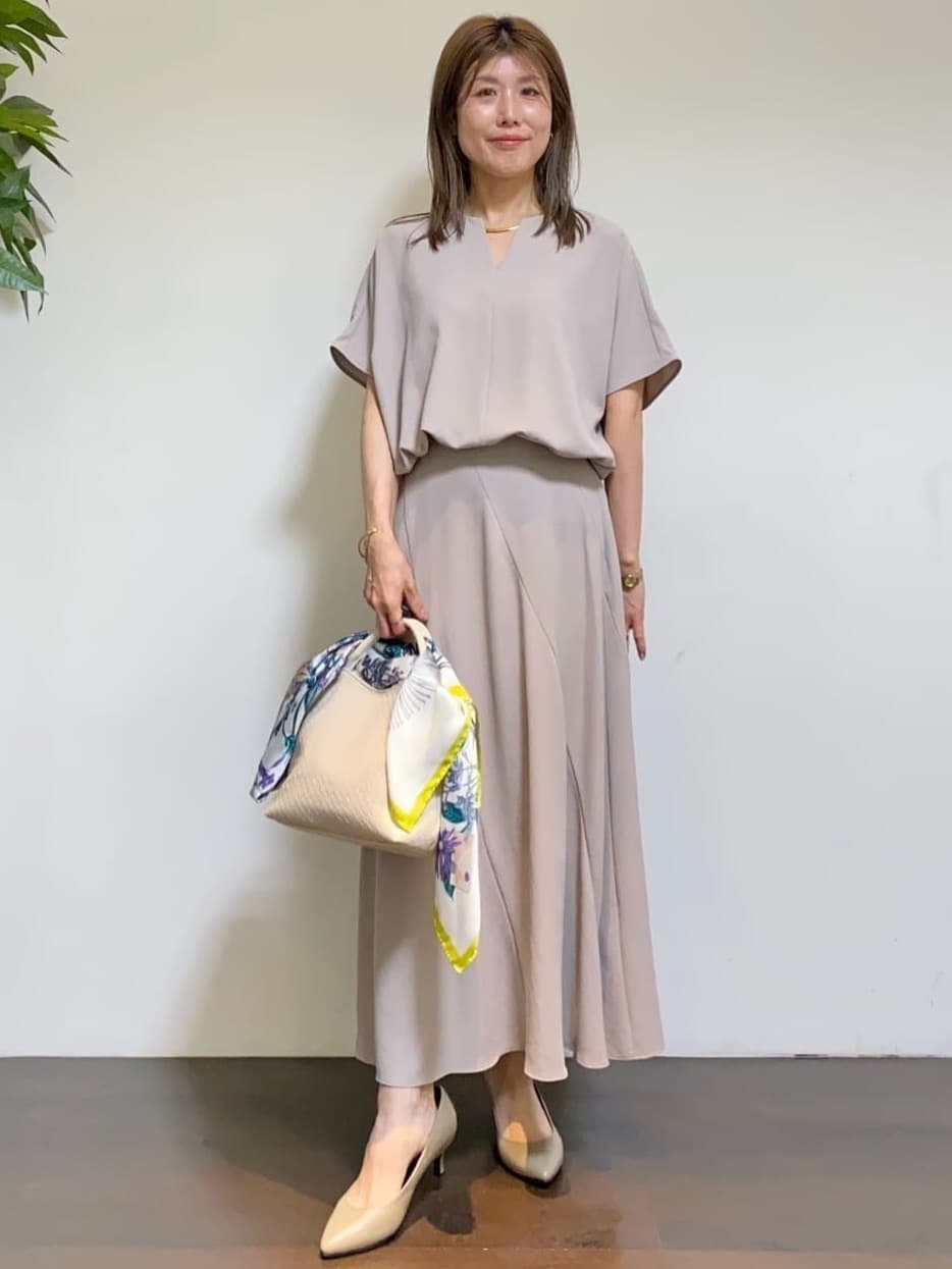 tomoさんの「UNTITLED｜【UV/接触冷感/セットアップ可】リラクシーキーVネックブラウス」を使ったコーディネート