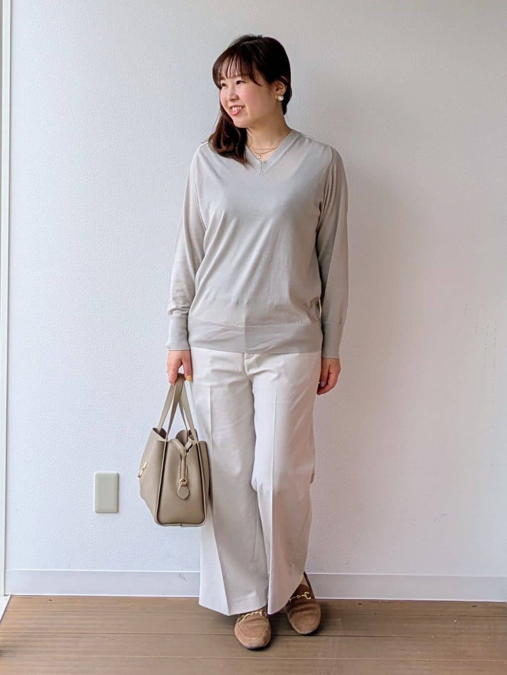 なみきさんの「UNTITLED｜【アンサンブル可/洗える】シアーVネックニット」を使ったコーディネート