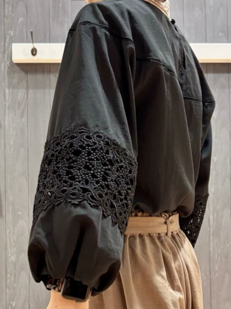 meiさんの「SHOO･LA･RUE｜【洗濯機可/7分袖】インせず着られる 透かし編み柄が上品な レース切替シャツ」を使ったコーディネート