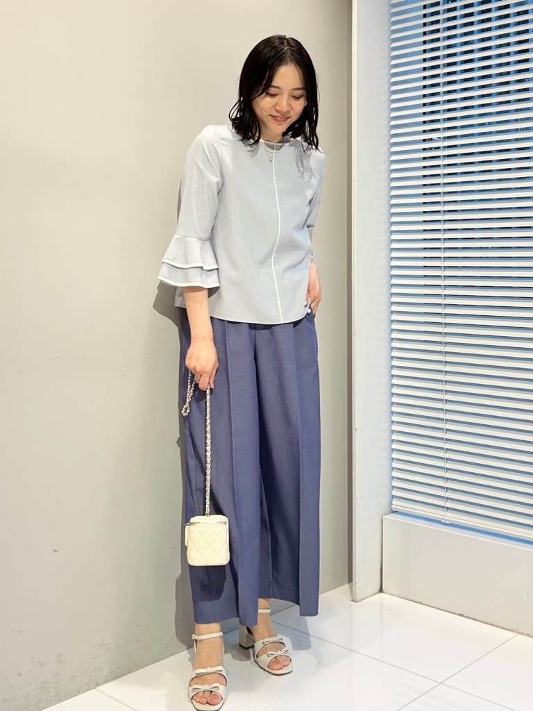 shinoさんの「Couture brooch｜【イージーケア・吸水速乾】配色ラッフルブラウス」を使ったコーディネート