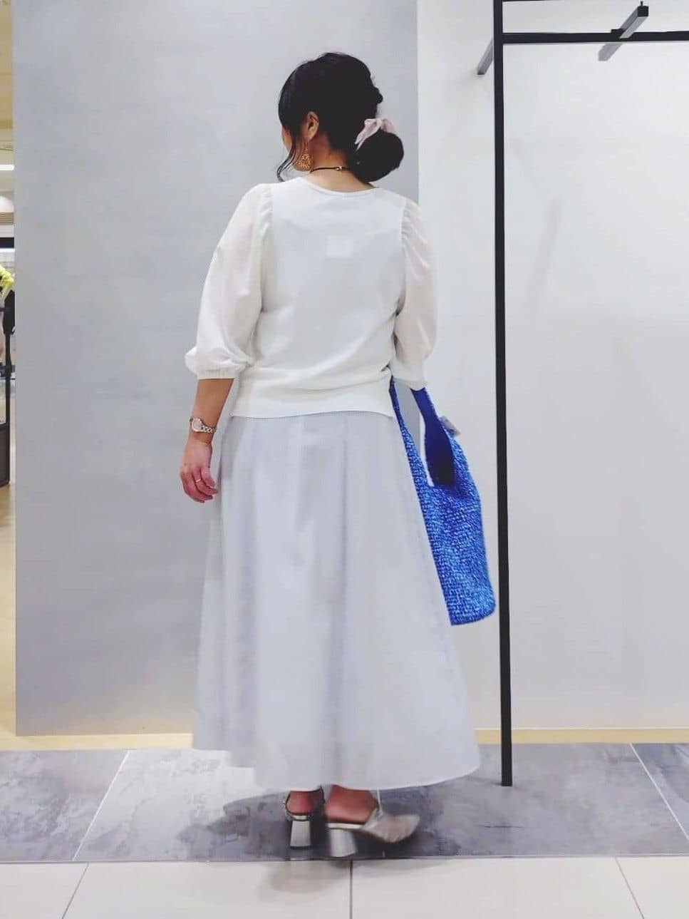 TOMOMIさんの「INDIVI｜【接触冷感／洗える／SETUP可能】シアーシャンブレータックフレアスカート」を使ったコーディネート