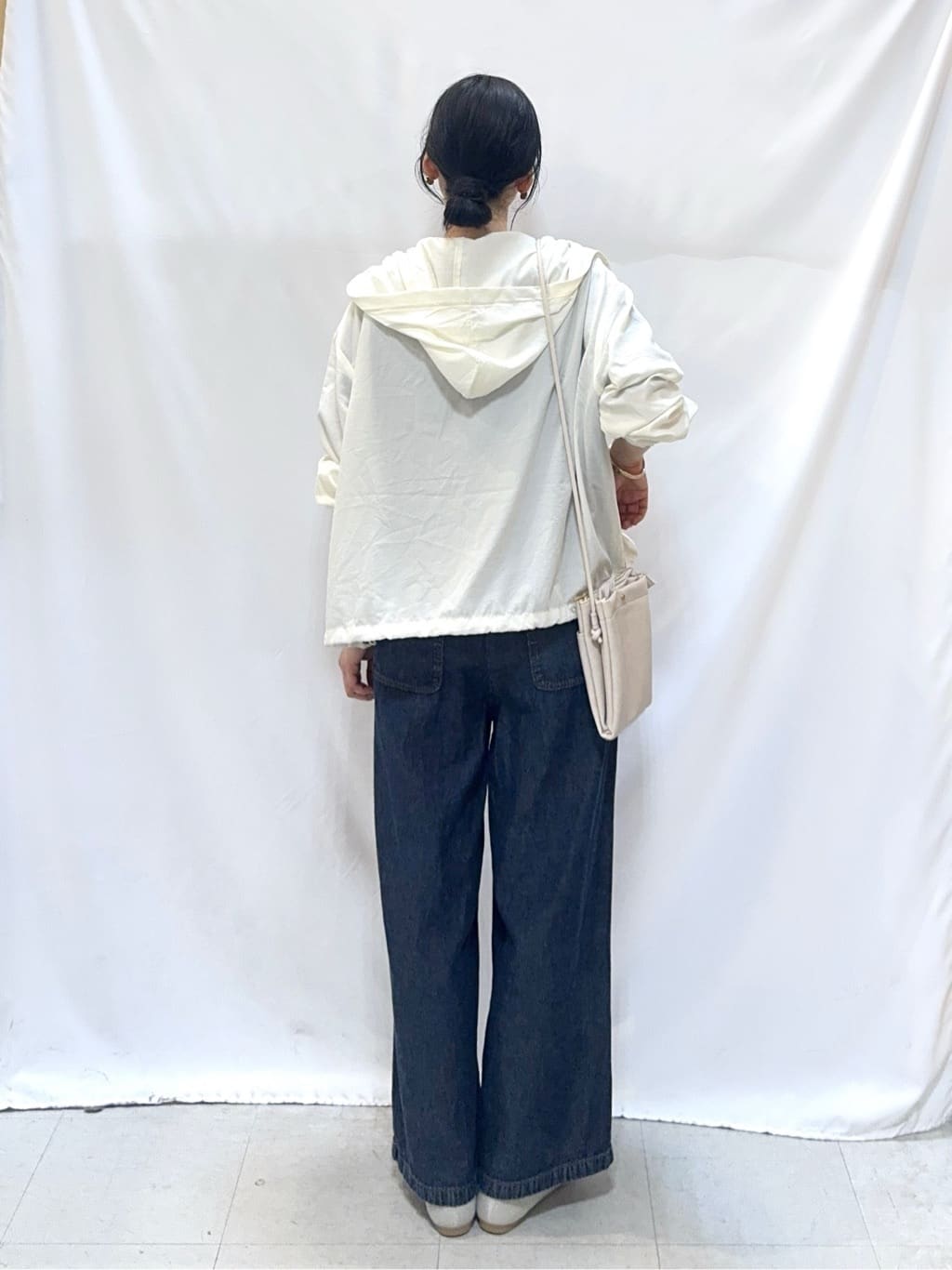 𝐇𝐢𝐫𝐨𝐦𝐢さんの「SHOO･LA･RUE｜【S-LL/UV】季節の変わり目に ゴールドパーツが上品なフード付きブルゾン」を使ったコーディネート