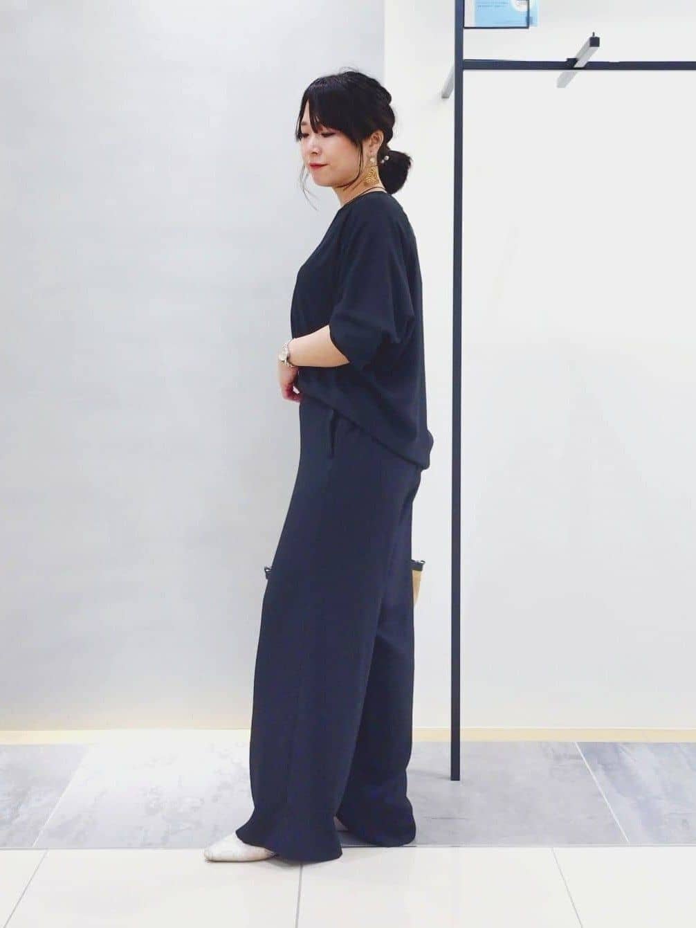 TOMOMIさんの「INDIVI｜【2WAY】ペーパーミドルバッグ」を使ったコーディネート