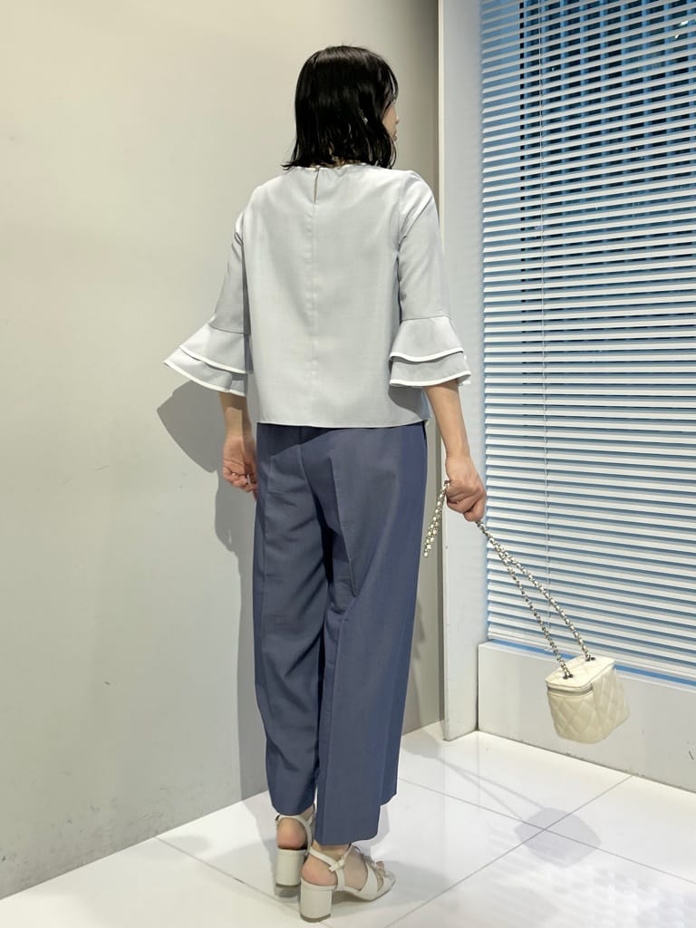 shinoさんの「Couture brooch｜【イージーケア・吸水速乾】配色ラッフルブラウス」を使ったコーディネート