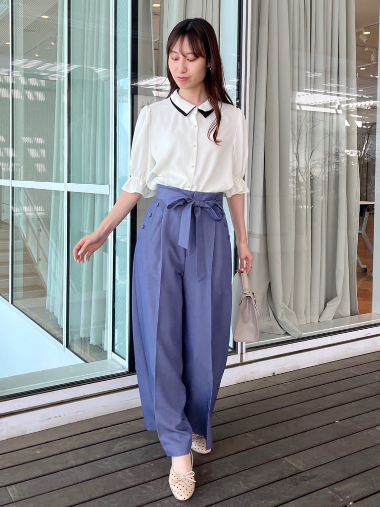 はばさんの「Couture brooch｜【通勤・洗える】配色ダブルカラー ブラウス」を使ったコーディネート