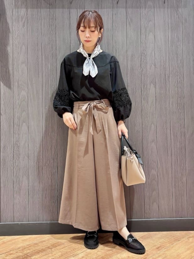 meiさんの「SHOO･LA･RUE｜【洗濯機可/7分袖】インせず着られる 透かし編み柄が上品な レース切替シャツ」を使ったコーディネート