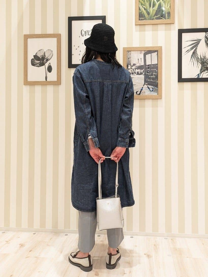 Mikiさんの「SHOO･LA･RUE｜【ライトオンスデニム/S-LL/体型カバー】首元すっきり ワンピにもなるロングデニムシャツ」を使ったコーディネート