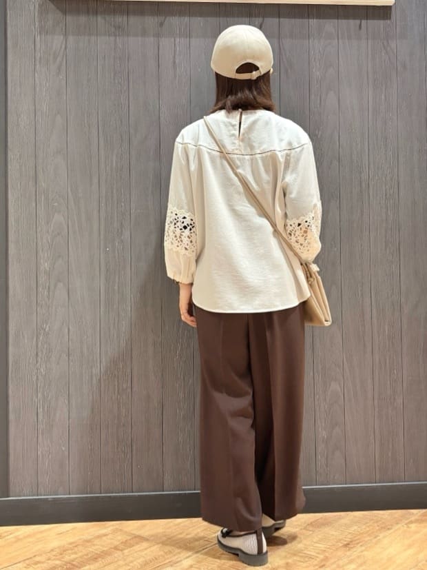 meiさんの「SHOO･LA･RUE｜【洗濯機可/7分袖】インせず着られる 透かし編み柄が上品な レース切替シャツ」を使ったコーディネート