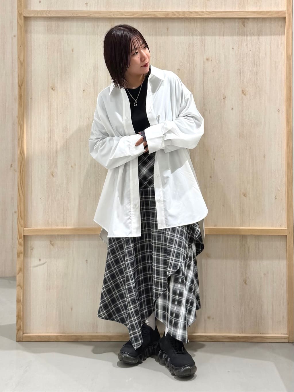 nanaさんの「THE SHOP TK｜ゆったりシルエットで体型カバー ロングシャツ」を使ったコーディネート