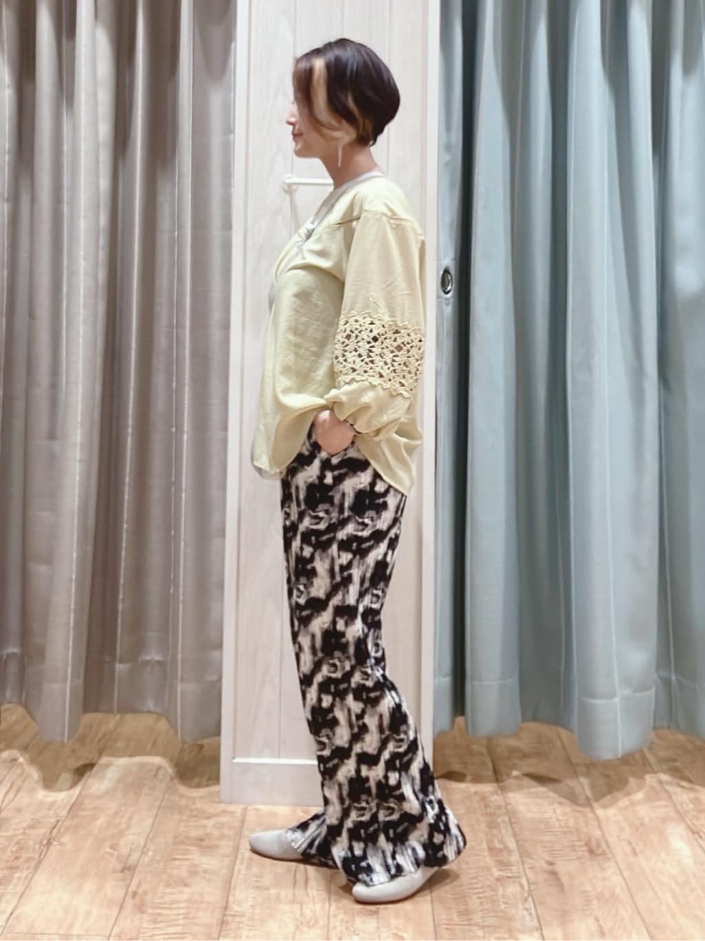 aaamiさんの「SHOO･LA･RUE｜【洗濯機可/7分袖】インせず着られる 透かし編み柄が上品な レース切替シャツ」を使ったコーディネート