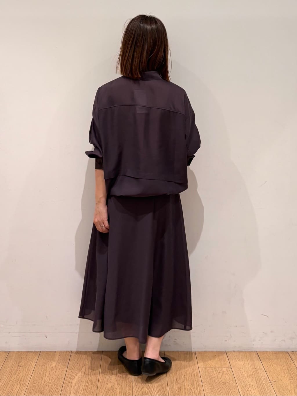 mikkoさんの「INDIVI｜【接触冷感／洗える／2WAY】ドロスト付 シアーシャンブレーシャツ」を使ったコーディネート