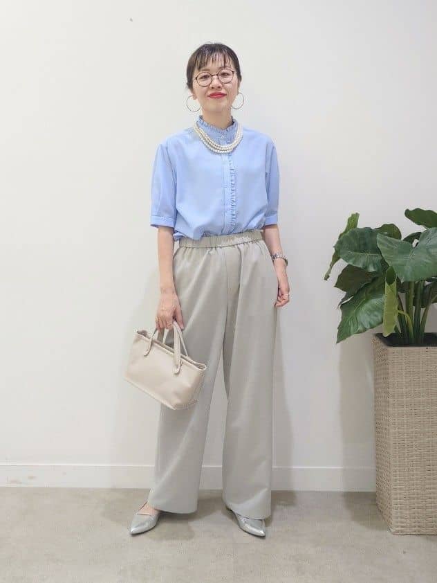 MUTSUKOさんの「UNTITLED｜【接触冷感/通気性/洗える】スタンドカラーフリルブラウス」を使ったコーディネート