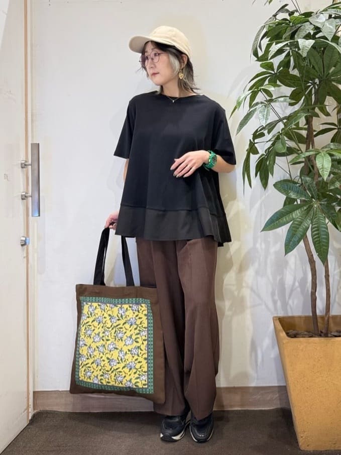 misakiさんの「SHOO･LA･RUE｜【UV/抗菌防臭/洗濯機可】体型カバーも叶う 裾切り替えAライントップス」を使ったコーディネート