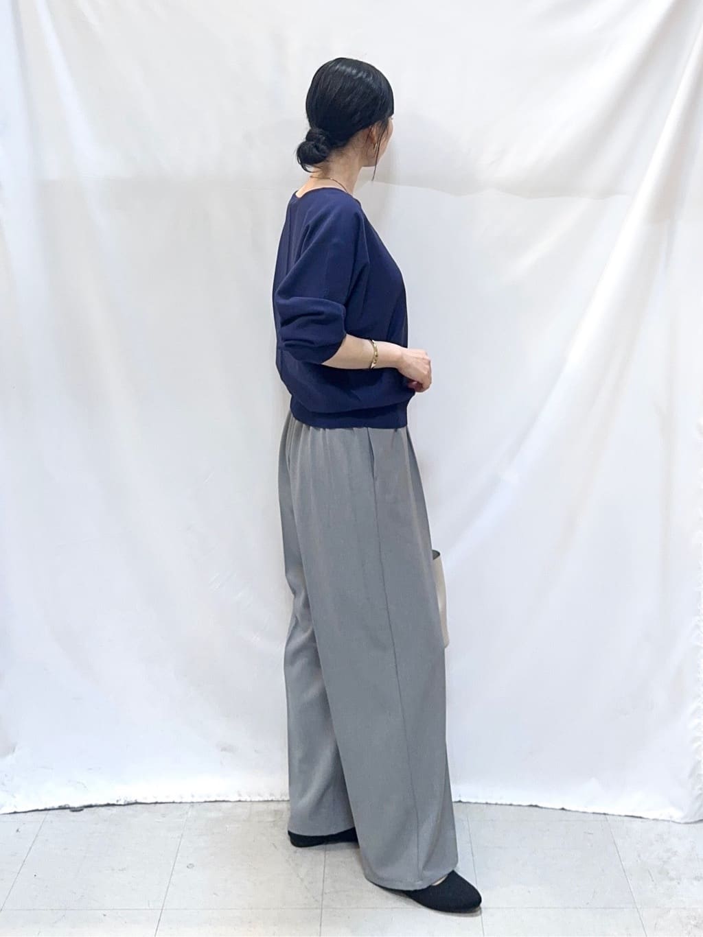𝐇𝐢𝐫𝐨𝐦𝐢さんの「SHOO･LA･RUE｜【洗濯機可/S-LL】さらりと軽やか インせず着られる すっきり見えドルマンニット」を使ったコーディネート