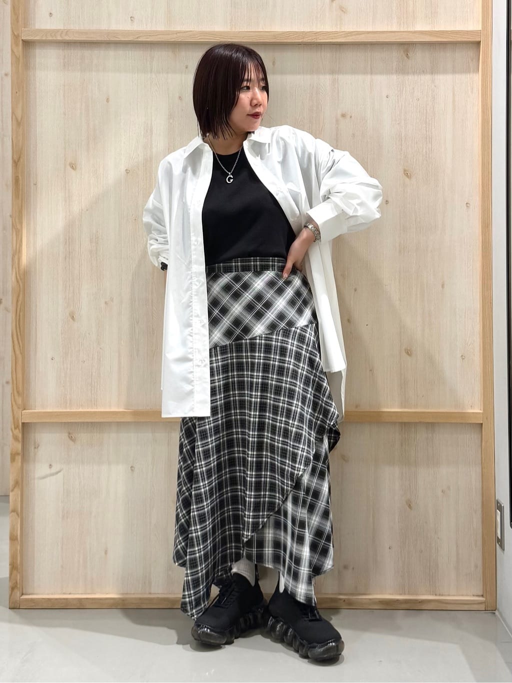 nanaさんの「THE SHOP TK｜ゆったりシルエットで体型カバー ロングシャツ」を使ったコーディネート