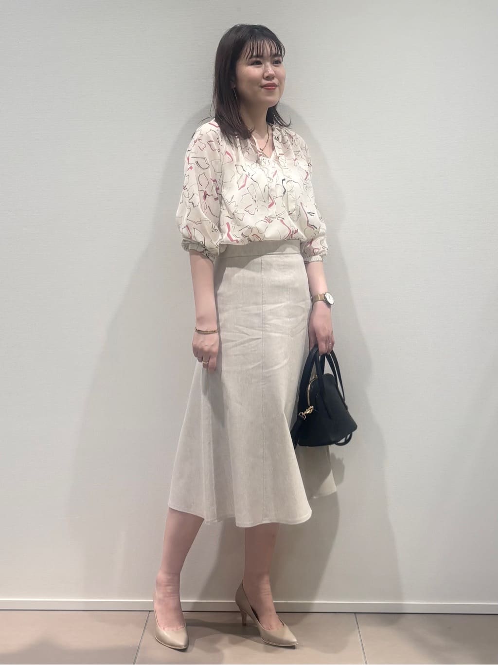 konamiさんの「COUP DE CHANCE｜【手洗い可/通勤服】シアーローン花柄ブラウス」を使ったコーディネート