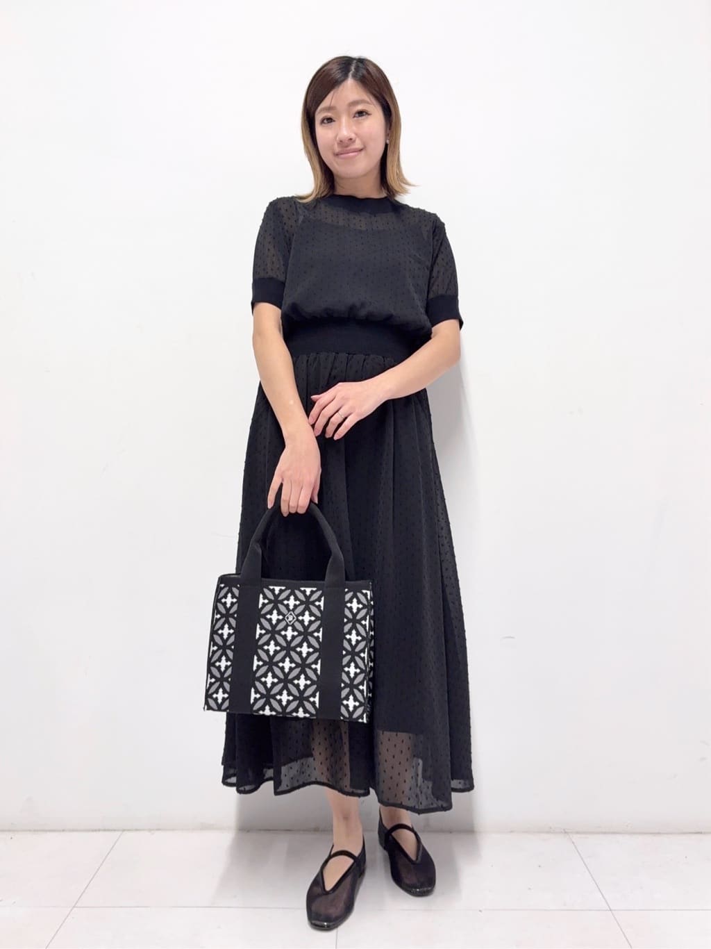 Nishijimaさんの「DRESSTERIOR｜オーバーラップサークル スモールニットトートバッグ」を使ったコーディネート