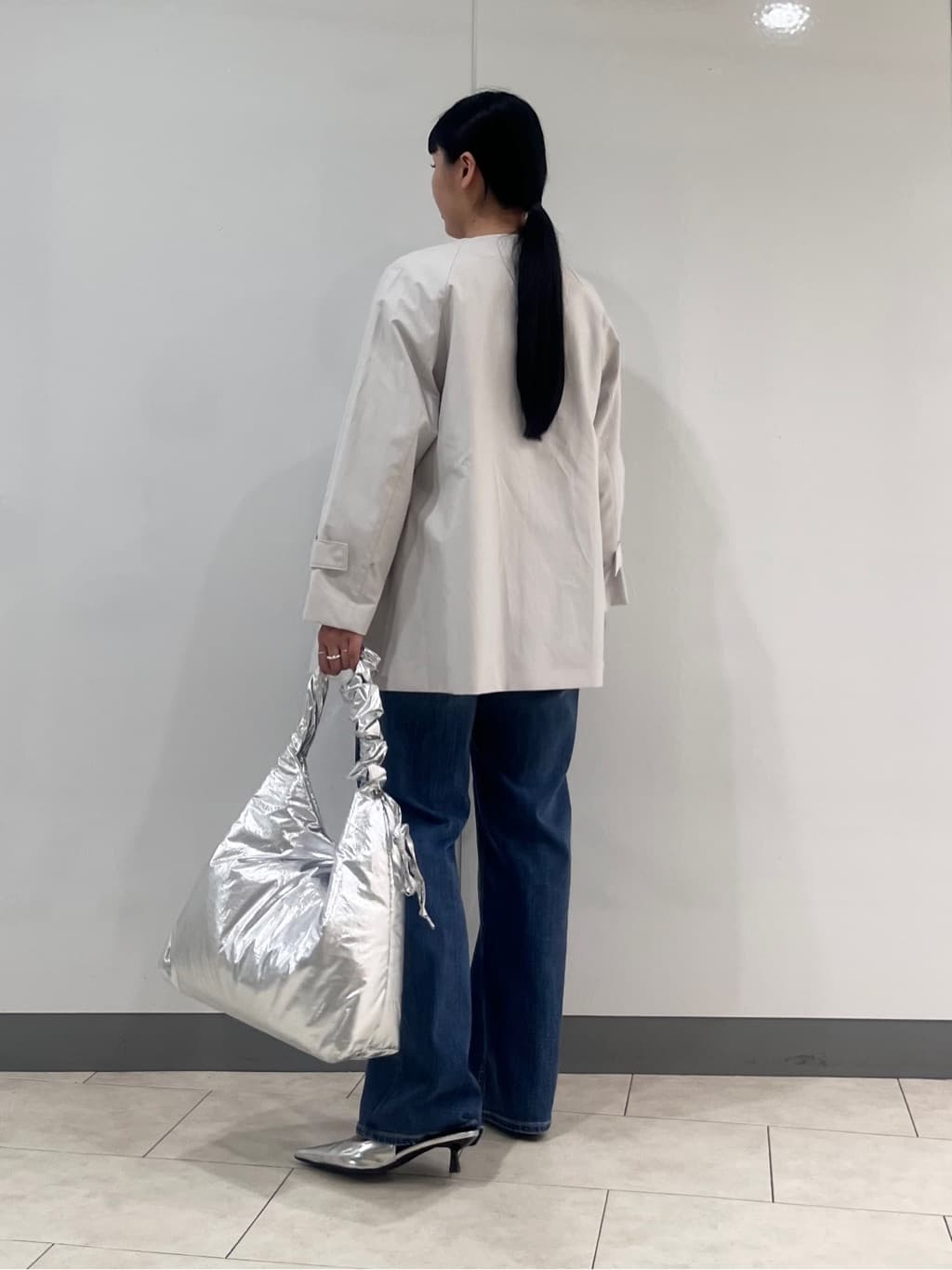 hasuさんの「INDIVI｜【撥水/軽量】ミドル丈 ミニマルトレンチコート」を使ったコーディネート
