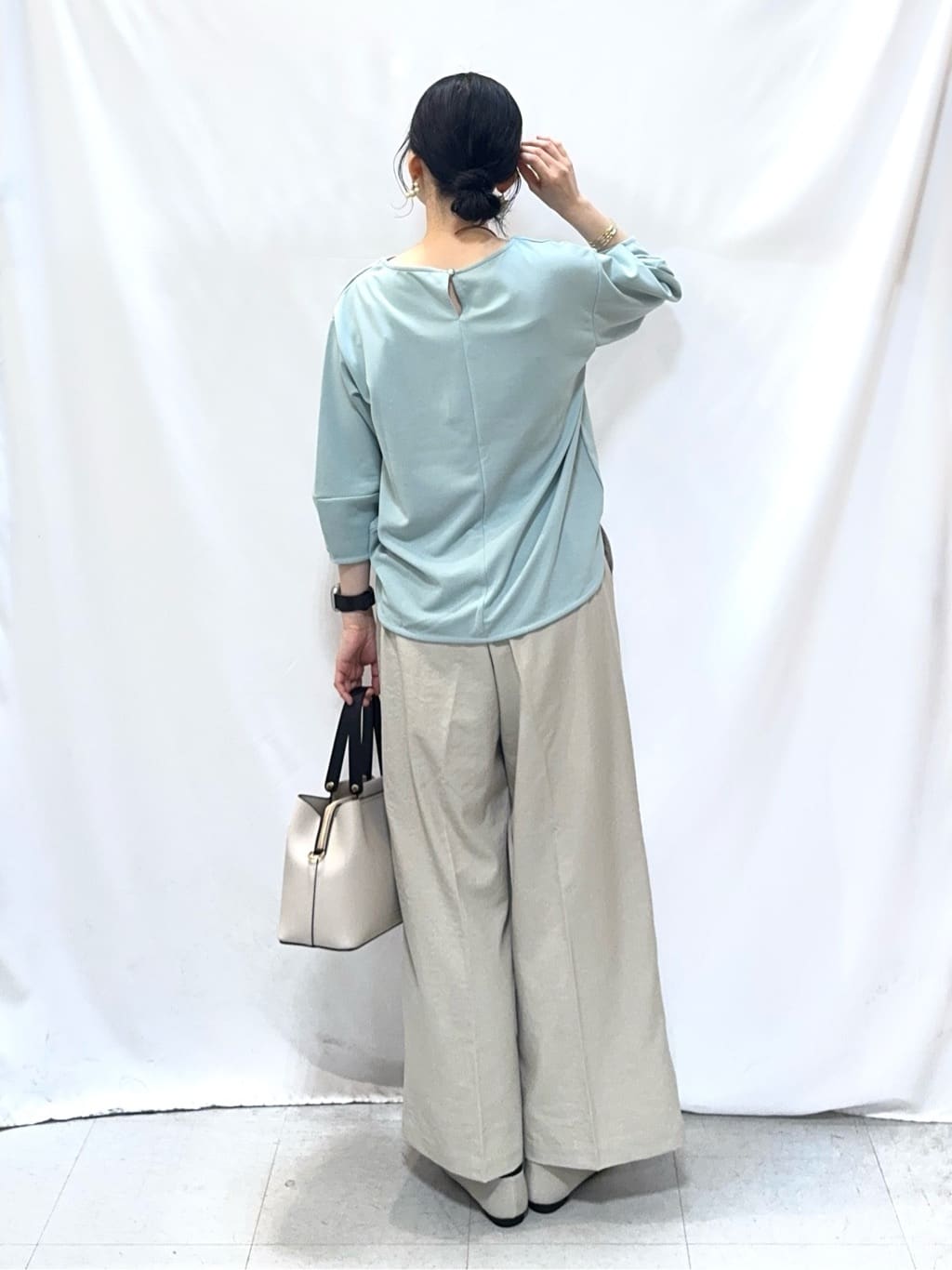 𝐇𝐢𝐫𝐨𝐦𝐢さんの「SHOO･LA･RUE｜【洗濯機可/セットアップ可/UV/SS-LL】楽してきちんと きれい見えゆったりワイドパンツ」を使ったコーディネート