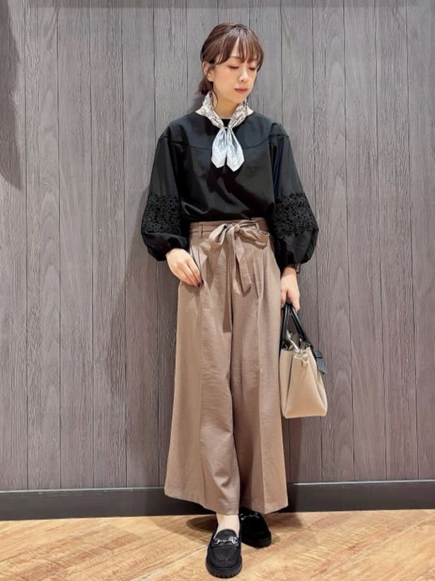 meiさんの「SHOO･LA･RUE｜【洗濯機可/7分袖】インせず着られる 透かし編み柄が上品な レース切替シャツ」を使ったコーディネート