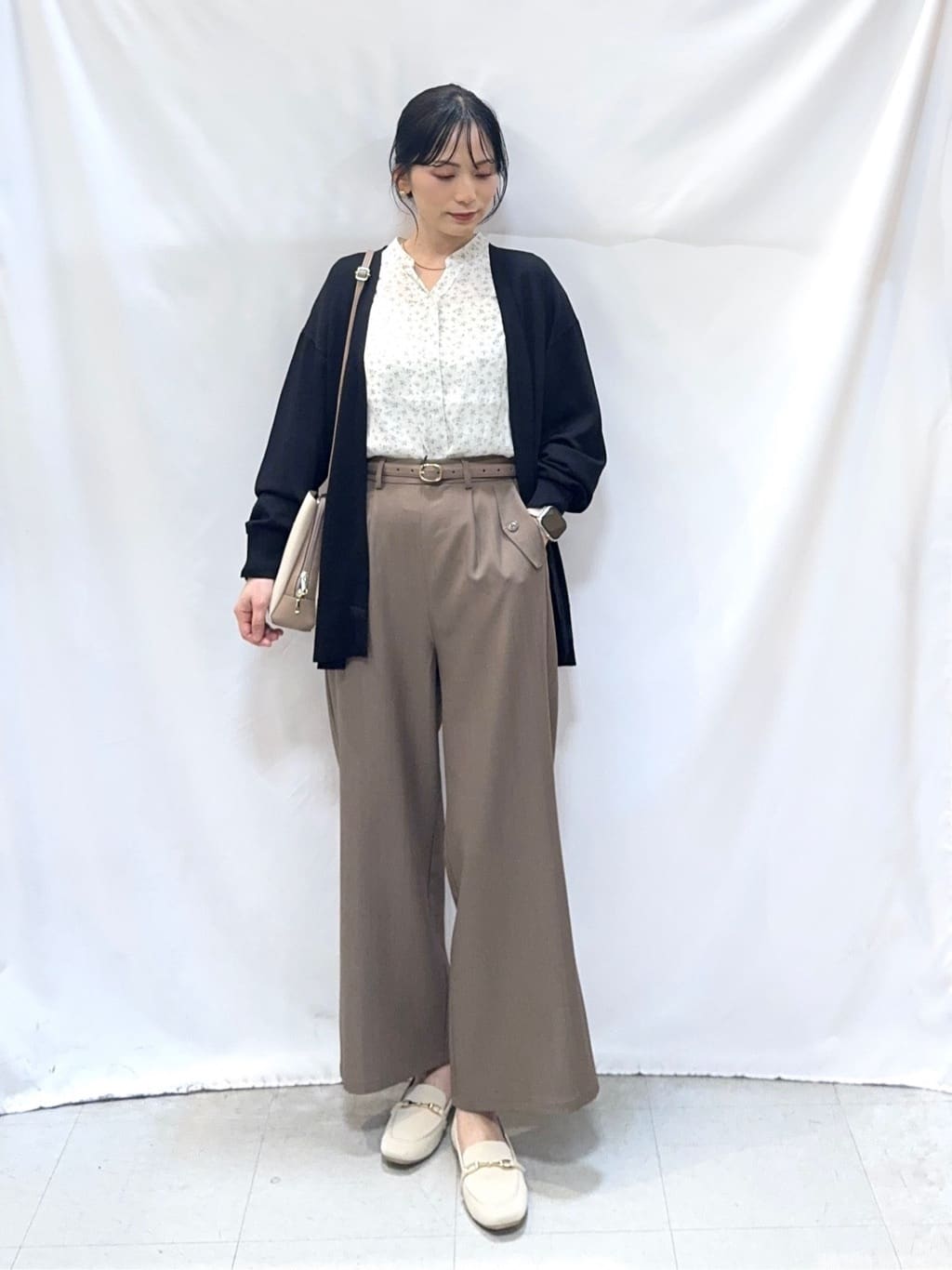 𝐇𝐢𝐫𝐨𝐦𝐢さんの「SHOO･LA･RUE｜【洗濯機可/UV】さらっとしたタッチが心地よい ミドルカーディガン」を使ったコーディネート