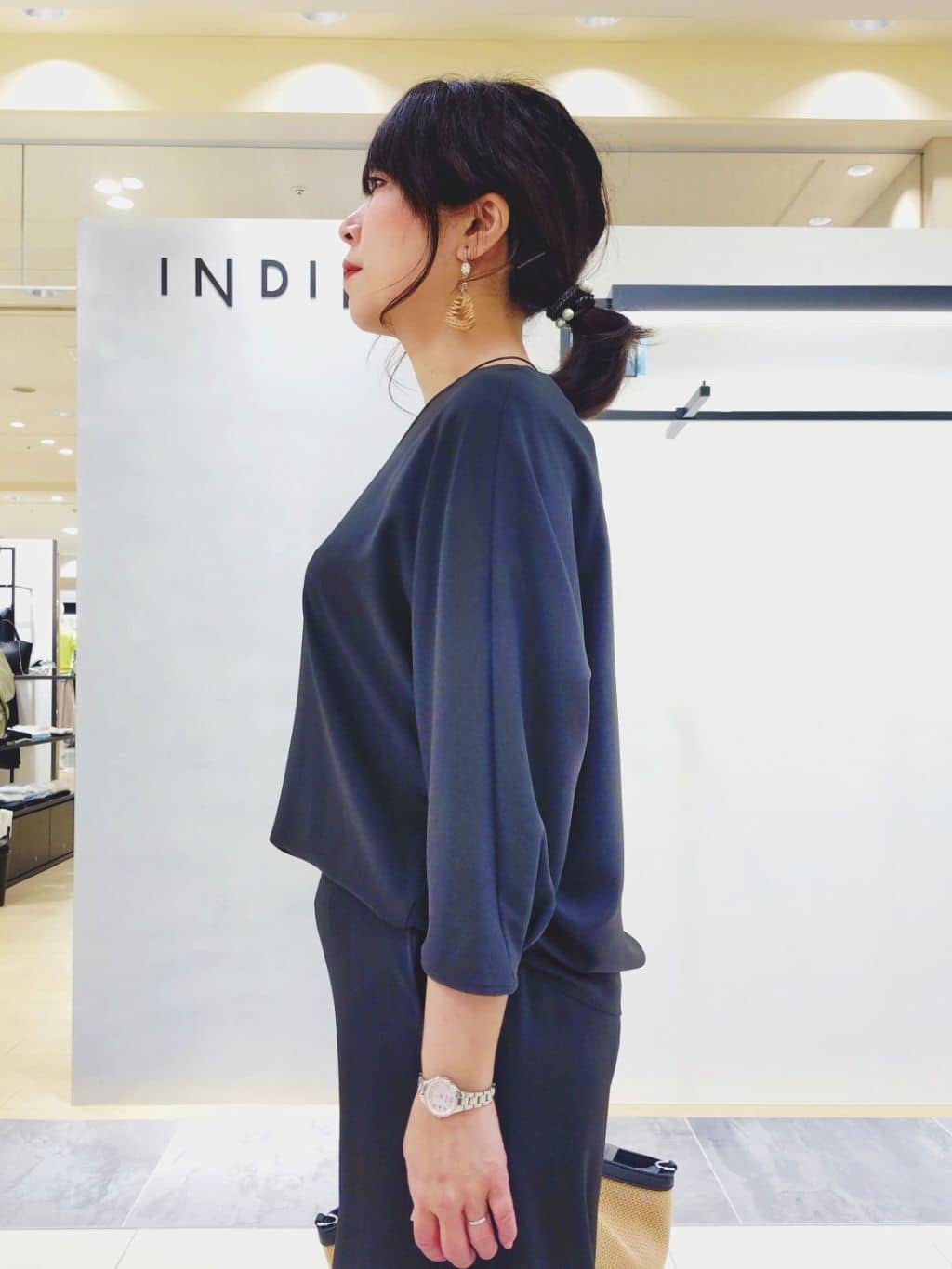 TOMOMIさんの「INDIVI｜【2WAY】ペーパーミドルバッグ」を使ったコーディネート