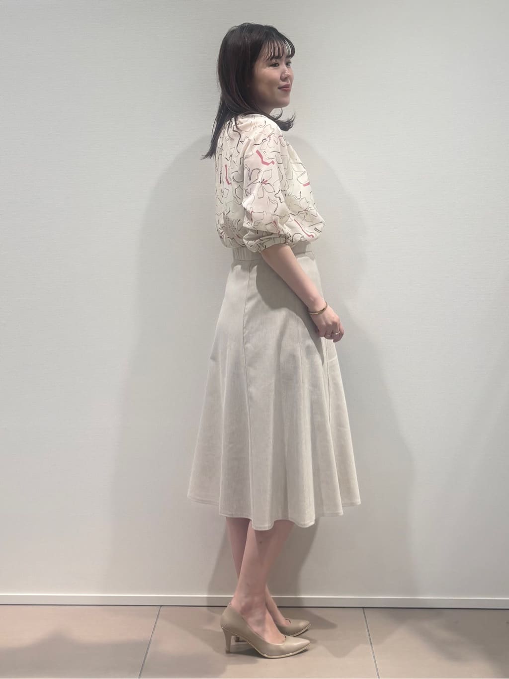 konamiさんの「COUP DE CHANCE｜【手洗い可/通勤服】シアーローン花柄ブラウス」を使ったコーディネート
