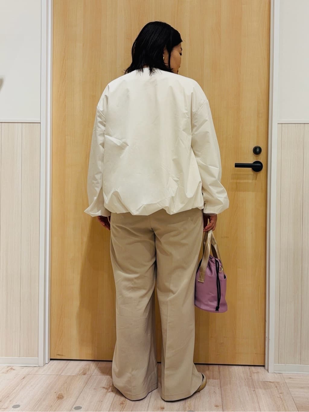 すーさんの「SHOO･LA･RUE｜【防風/撥水/S-LL】お顔回りすっきり見え　Vネックバルーンブルゾン」を使ったコーディネート
