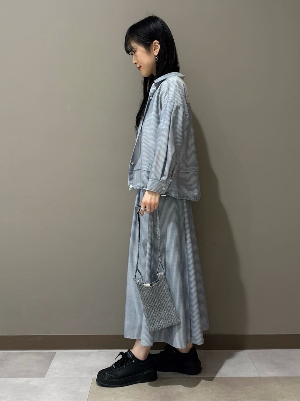KEIKOさんの「INDIVI｜【接触冷感／洗える／2WAY】ドロスト付 シアーシャンブレーシャツ」を使ったコーディネート