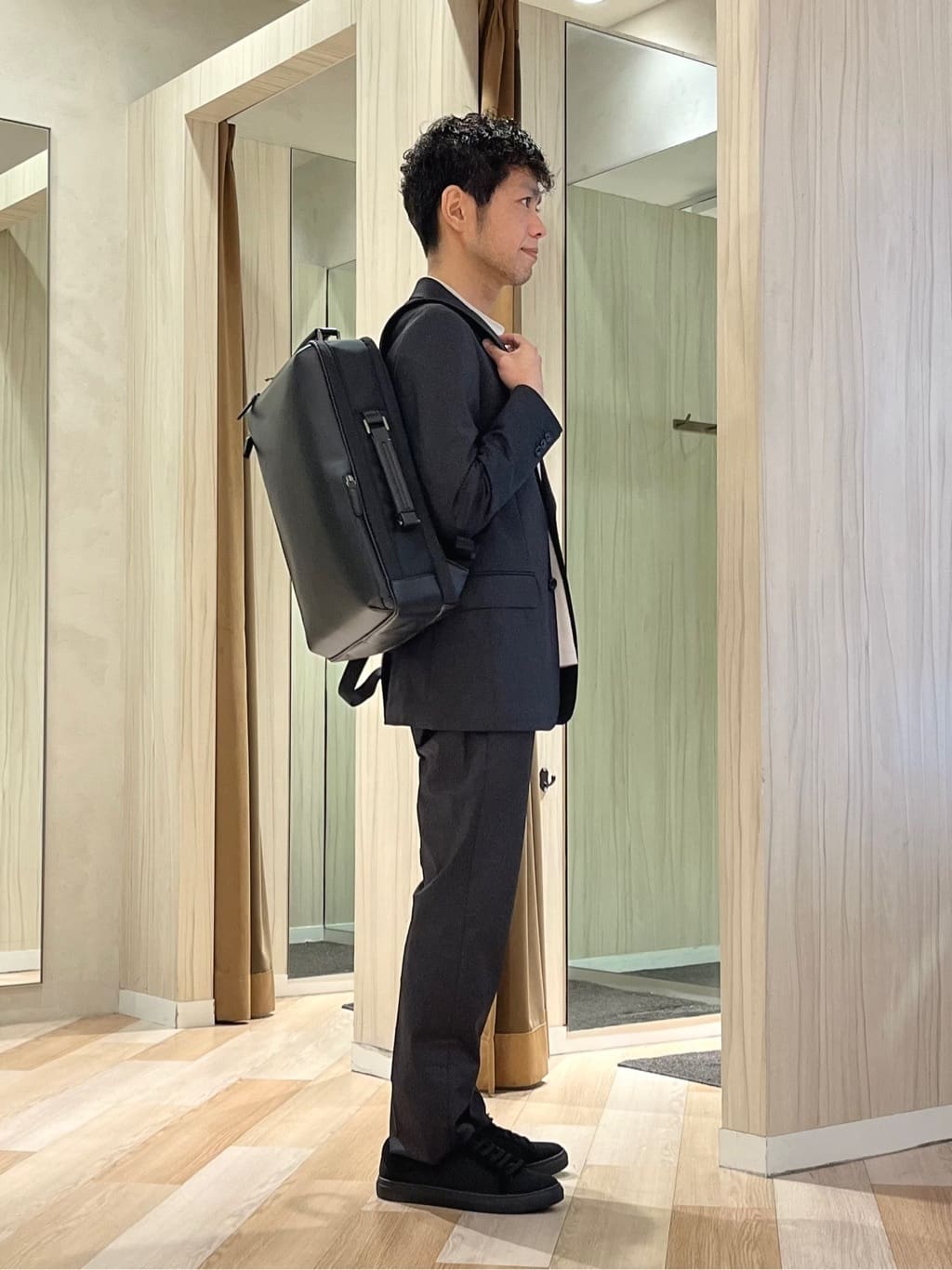 URAさんの「TAKEO KIKUCHI｜【360&deg;ストレッチ／軽量】None Of Stress ライト ジャケット（セットアップ対応）」を使ったコーディネート
