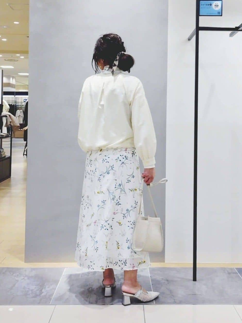 TOMOMIさんの「INDIVI｜【SETUP可能】モダンフラワー柄フレアスカート」を使ったコーディネート