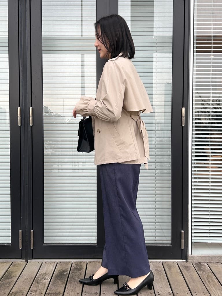 shinoさんの「Couture brooch｜【撥水・洗える】ハーフ トレンチコート」を使ったコーディネート