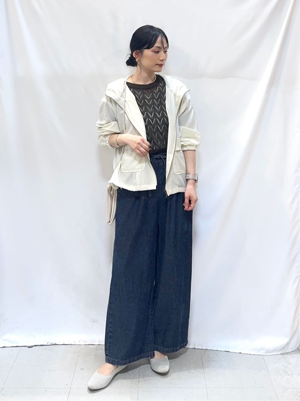 𝐇𝐢𝐫𝐨𝐦𝐢さんの「SHOO･LA･RUE｜【S-LL/UV】季節の変わり目に ゴールドパーツが上品なフード付きブルゾン」を使ったコーディネート