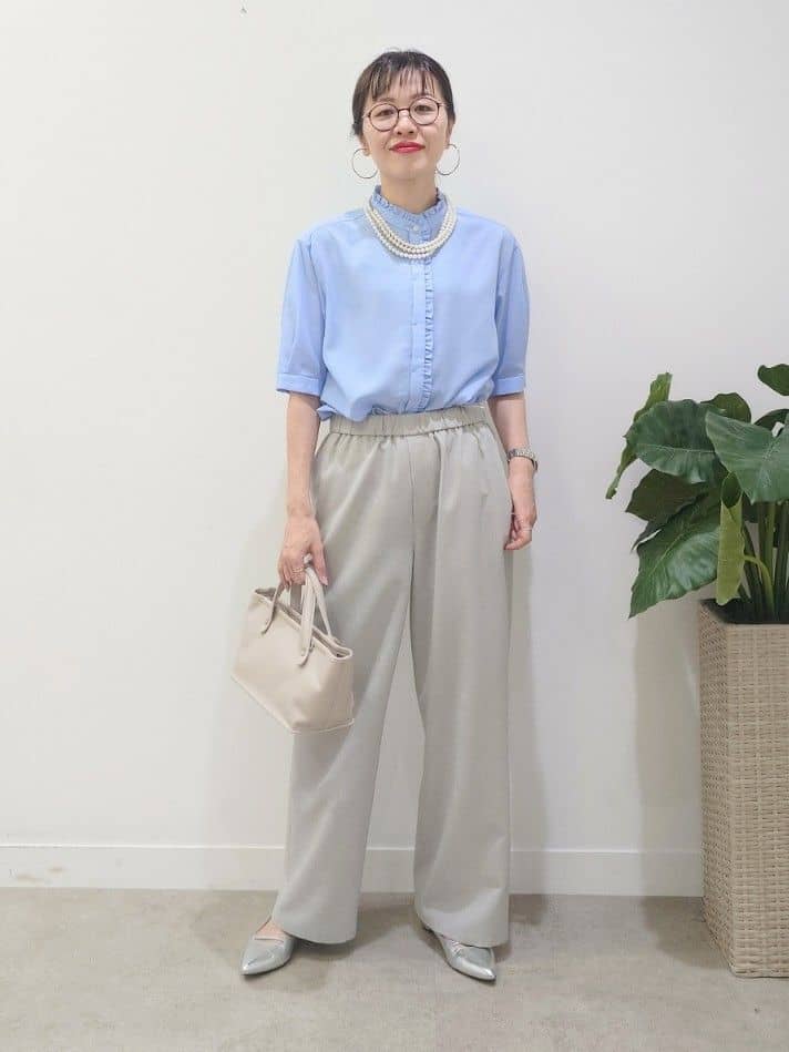 MUTSUKOさんの「UNTITLED｜【接触冷感/通気性/洗える】スタンドカラーフリルブラウス」を使ったコーディネート